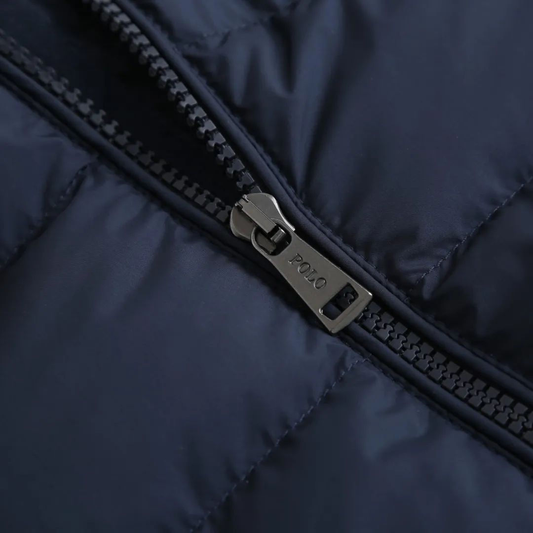 P890 Ralph Lauren Lightweight Down Jacket] Nylon fabric has good windproof and waterproof properties, which can effectively block the intrusion of wind and rain from the outside and keep the inside dry, suitable for wearing in humid or rainy environments.  The red label on the chest is made with an imported MECLO embroidery machine. The original pattern is scanned first, and then high-quality silk thread is used to make a pattern. The density effect is adjusted by continuous pattern making.  Exquisite details: the zipper design is simple and elegant, easy to operate; the closing design of the cuffs and hem effectively prevents the intrusion of cold wind, improving the warmth and comfort of wearing.  High-quality filling: 90 white duck down is selected, with a weight of 260g, ensuring excellent thermal insulation performance. After strict screening and processing, the velvet is not easy to drill, ensuring durability. The hangtags, wash marks, air holes, and four-button buttons are all customized from the original one-to-one mold.    Size: S M L